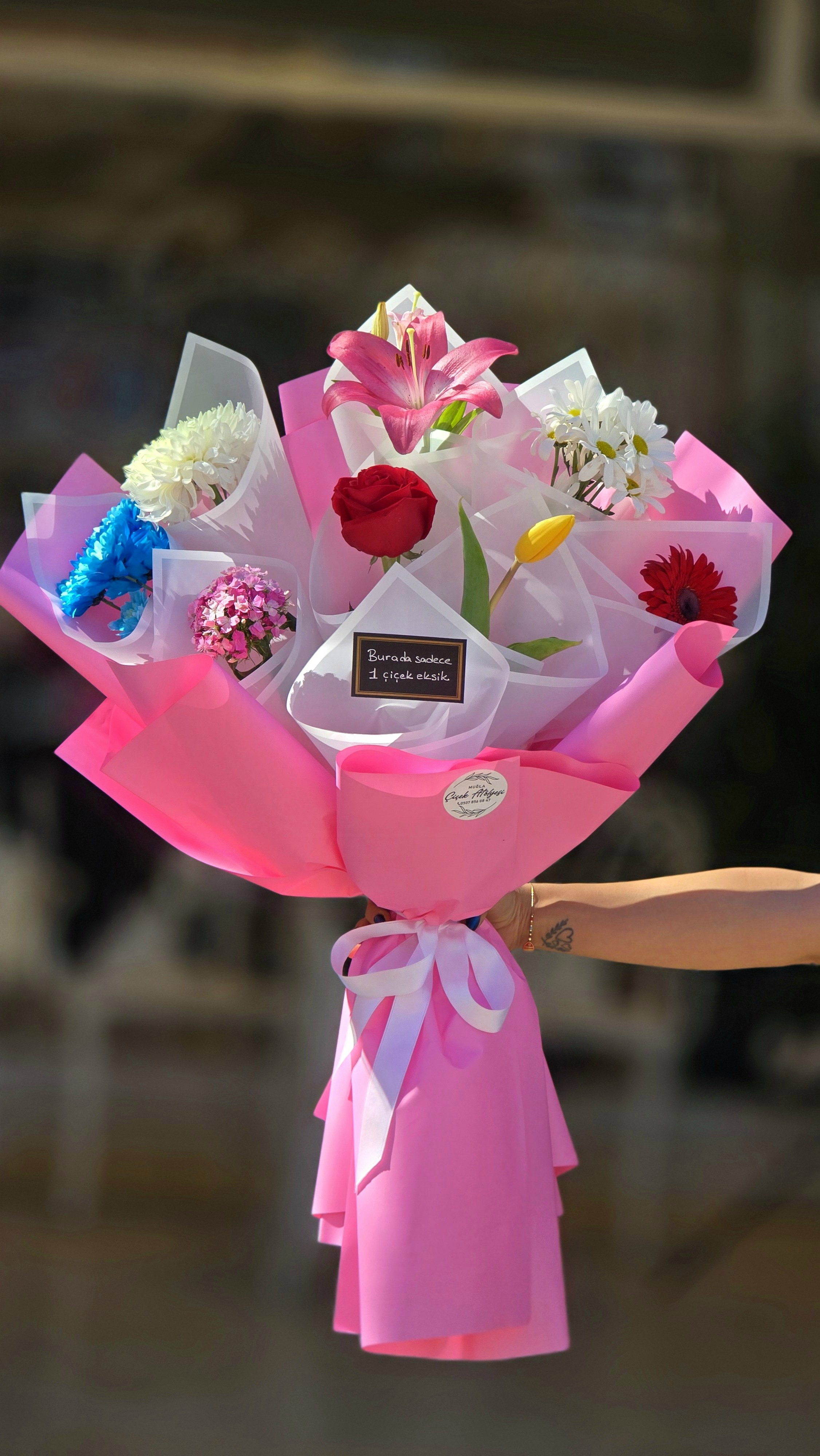 Burada Sadece Bir Çiçek Eksik Buketi